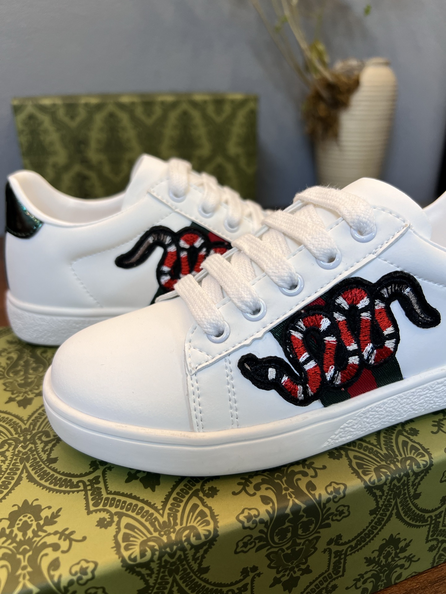 Children's shoes child